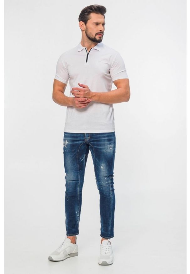 Emporio Armani - EMPORIO ARMANI Biała koszulka polo na zamek. Typ kołnierza: polo. Kolor: biały. Materiał: prążkowany. Wzór: aplikacja