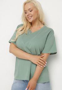 Born2be - Zielony T-shirt z Bawełny z Dekoltem w Serek Aveltebia. Typ kołnierza: dekolt w serek. Kolor: zielony. Materiał: bawełna. Sezon: lato. Styl: klasyczny #3