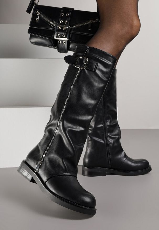 Renee - Czarne Kozaki w Stylu Bikerów z Klamrą i Suwakiem Linfara. Okazja: na co dzień. Zapięcie: klamry. Kolor: czarny. Materiał: skóra, jeans. Styl: casual, klasyczny