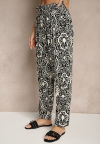 Renee - Czarne Wiskozowe Spodnie High Waist Zdobione Ornamentalnym Printem Jenavitha. Stan: podwyższony. Kolor: czarny. Materiał: wiskoza. Wzór: aplikacja, nadruk. Sezon: lato, wiosna. Styl: klasyczny, elegancki #4