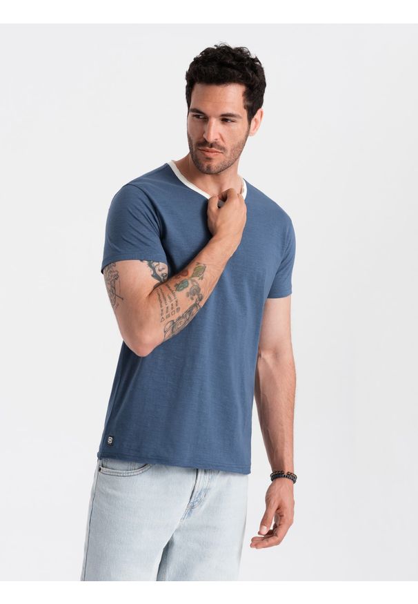 Ombre Clothing - T-shirt męski z surowym wykończeniem – ciemnoniebieski V3 - Rozmiar: M. Okazja: na co dzień. Kolor: niebieski. Materiał: skóra, materiał, bawełna. Wzór: aplikacja. Styl: casual