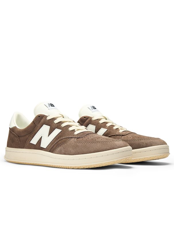 Buty unisex New Balance M5002YR – brązowe. Kolor: brązowy. Materiał: guma, nubuk, materiał, syntetyk, zamsz. Szerokość cholewki: normalna. Sport: tenis