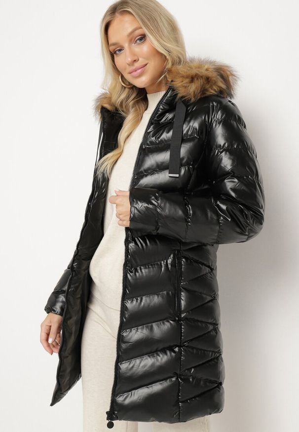 Born2be - Czarno-Brązowa Długa Pikowana Kurtka z Odpinanym Futerkiem i Sznurkami Rinnarae. Okazja: na co dzień, na spacer. Typ kołnierza: kaptur. Kolor: czarny. Materiał: futro. Długość: długie. Styl: casual, elegancki