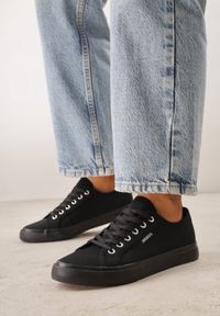 Born2be - Czarne Klasyczne Trampki w Minimalistycznym Stylu Aroadella. Okazja: na co dzień. Kolor: czarny. Materiał: jeans. Styl: klasyczny #1