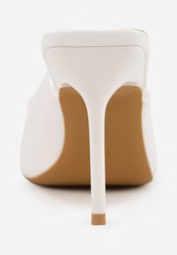 Born2be - Białe Lakierowane Klapki VICES na Szpilce z Wyciętą Cholewką i Kokardą Vilinelin. Okazja: na wesele, na co dzień, na ślub cywilny. Kolor: biały. Materiał: lakier. Obcas: na szpilce. Styl: wizytowy, casual, klasyczny, elegancki #8