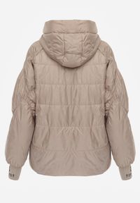 Born2be - Ciemnobeżowa Przejściowa Kurtka Pikowana z Kapturem i Napisami na Rękawach Althone. Okazja: na co dzień. Typ kołnierza: kaptur. Kolor: beżowy. Materiał: poliester. Wzór: napisy. Styl: casual #5