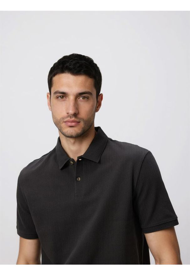 Reserved - Koszulka polo regular ze strukturalnej dzianiny - ciemnoszary. Typ kołnierza: polo. Kolor: szary. Materiał: dzianina