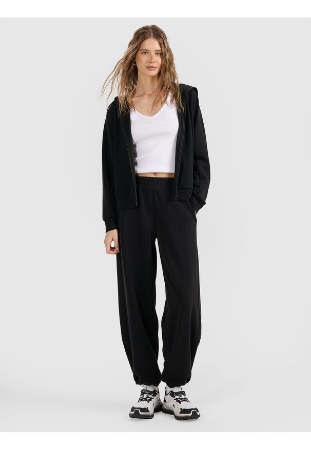 4f - 4F Spodnie dresowe z szerokimi nogawkami z modalem damskie - czarne XS. Stan: podwyższony. Kolor: czarny. Materiał: dresówka. Wzór: gładki