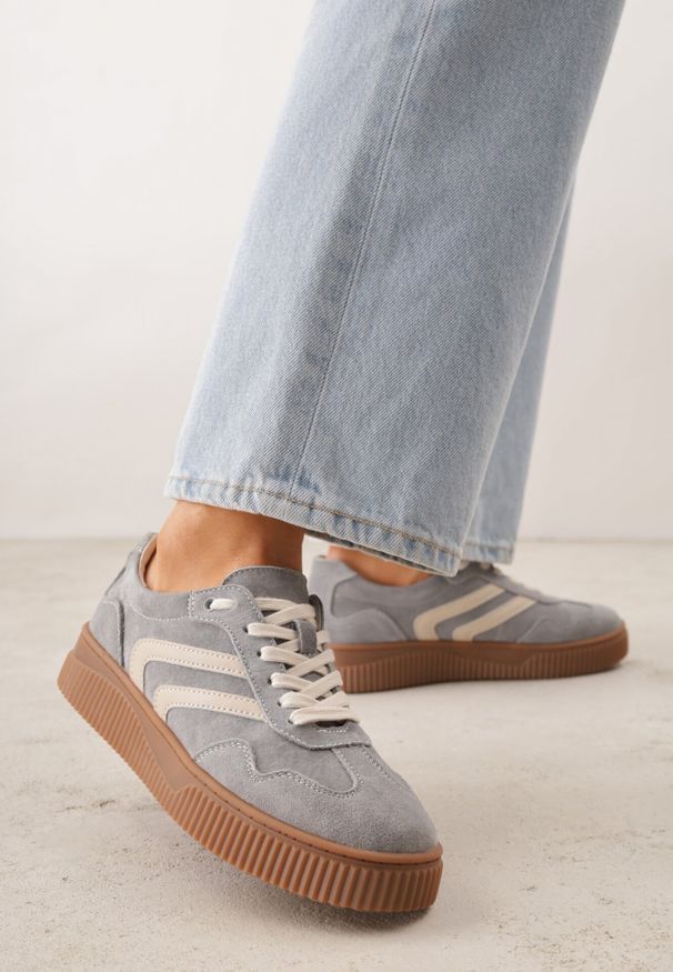 Born2be - Ciemnoszare Zamszowe Sneakersy w Stylu Kultowych Tenisówek ze Skórzaną Wkładką Berosele. Okazja: na co dzień. Kolor: szary. Materiał: zamsz, skóra