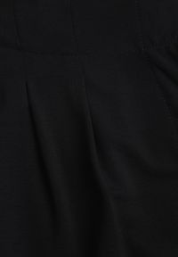 Born2be - Czarne Spodnie z Eleganckimi Zakładkami i Nogawkami o Długości 3/4 Dorasea. Okazja: do pracy, na co dzień. Kolekcja: plus size. Kolor: czarny. Styl: elegancki #3