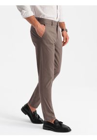 Ombre Clothing - Jednolite spodnie męskie chino SLIM FIT – brązowe V1 - Rozmiar: S. Okazja: do pracy. Kolor: brązowy. Materiał: poliester, materiał, elastan, bawełna. Wzór: jednolity. Styl: elegancki, klasyczny