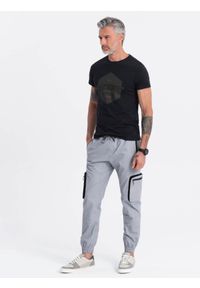 Ombre Clothing - Spodnie męskie JOGGERY z odstającymi i zapinanymi kieszeniami cargo - jasnoszare V8 - Rozmiar: M. Kolor: szary. Materiał: guma, tkanina, elastan, bawełna. Wzór: nadruk