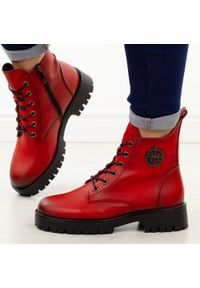 POTOCKI - Czerwone botki damskie na traperze Potocki 12672. Okazja: na co dzień. Nosek buta: okrągły. Kolor: czerwony. Materiał: skóra. Szerokość cholewki: normalna. Wzór: aplikacja. Sezon: zima, jesień. Styl: klasyczny, rockowy, casual, elegancki #1