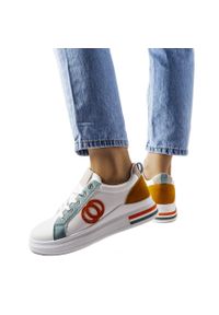 Inna Białe sneakersy z kolorowymi wstawkami Passaic. Nosek buta: okrągły. Kolor: biały. Materiał: guma, materiał. Wzór: kolorowy. Sezon: lato