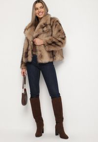 Born2be - Beżowa Kurtka Futrzana z Szerokim Kołnierzem Ditene. Okazja: na co dzień, na randkę. Kolor: beżowy. Materiał: futro. Styl: casual #7
