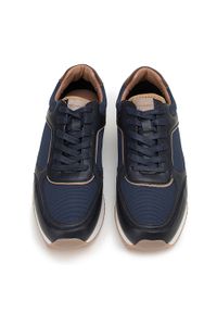 Wittchen - Męskie sneakersy ze skóry ekologicznej ze wstawkami granatowe. Kolor: niebieski. Materiał: skóra ekologiczna. Wzór: aplikacja. Sport: turystyka piesza #9