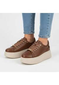 Sneakersy damskie Karino, cholewka ze skóry naturalnej gładkiej minimalistyczna forma klasyczne sznurowanie masywna podeszwa zapewniająca stabilność. Okazja: na co dzień. Zapięcie: sznurówki. Kolor: brązowy. Materiał: skóra. Szerokość cholewki: normalna. Wzór: gładki. Obcas: na platformie. Styl: klasyczny #1