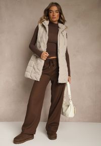 Renee - Ciemnobeżowa Taliowana Kamizelka Przejściowa z Kapturem Olepia. Okazja: na co dzień. Typ kołnierza: kaptur. Kolor: beżowy. Materiał: poliester, jeans. Sezon: jesień, wiosna. Styl: klasyczny, casual #2