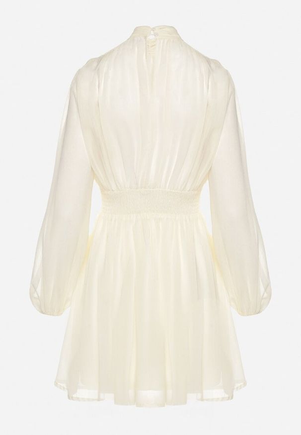 Born2be - Beżowa Sukienka Rozkloszowana ze Stójką Marszczeniami i Transparentnymi Ramionami Belabria. Okazja: na co dzień. Typ kołnierza: kołnierzyk stójkowy. Kolor: beżowy. Typ sukienki: rozkloszowane. Styl: klasyczny, casual