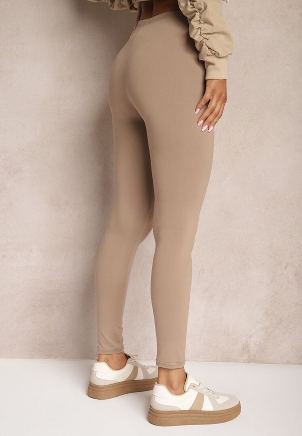 Renee - Ciemnobeżowe Legginsy z Gumką w Talii z Długimi Nogawkami Caleta. Okazja: na co dzień. Kolor: beżowy. Długość: długie. Styl: klasyczny, casual