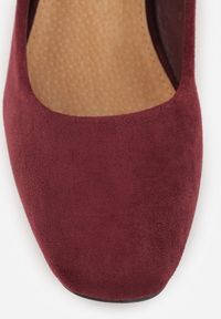 Renee - Bordowe Czółenka Vices na Obcasie z Biżuteryjnym Zdobieniem ze Sprzączką i Skórzaną Wkładką Aletan. Okazja: na spotkanie biznesowe, do pracy. Zapięcie: sprzączka. Kolor: czerwony. Materiał: skóra. Wzór: aplikacja. Obcas: na obcasie. Styl: biznesowy, wizytowy. Wysokość obcasa: średni #5