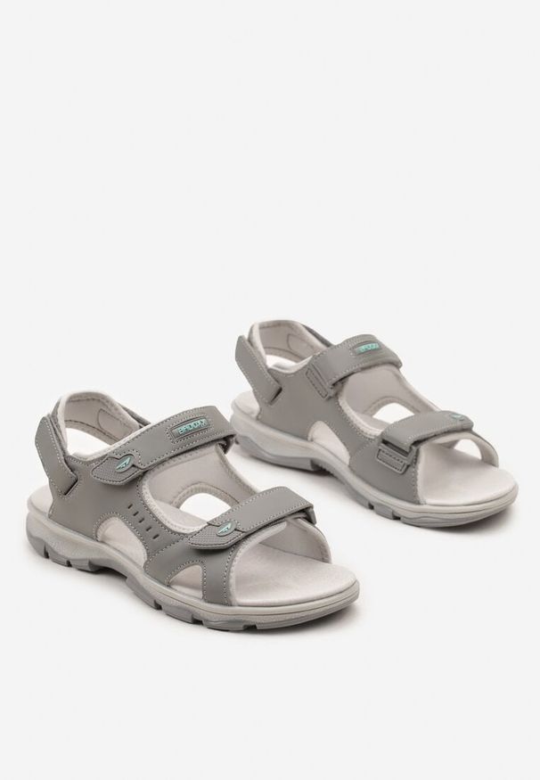 Born2be - Szaro-Miętowe Płaskie Sandały w Sportowym Stylu Zapinane na Rzepy przy Kostce i Śródstopiu ze Skórzaną Wkładką Daffilla. Nosek buta: otwarty. Zapięcie: rzepy. Kolor: szary. Materiał: skóra. Sezon: lato. Styl: sportowy