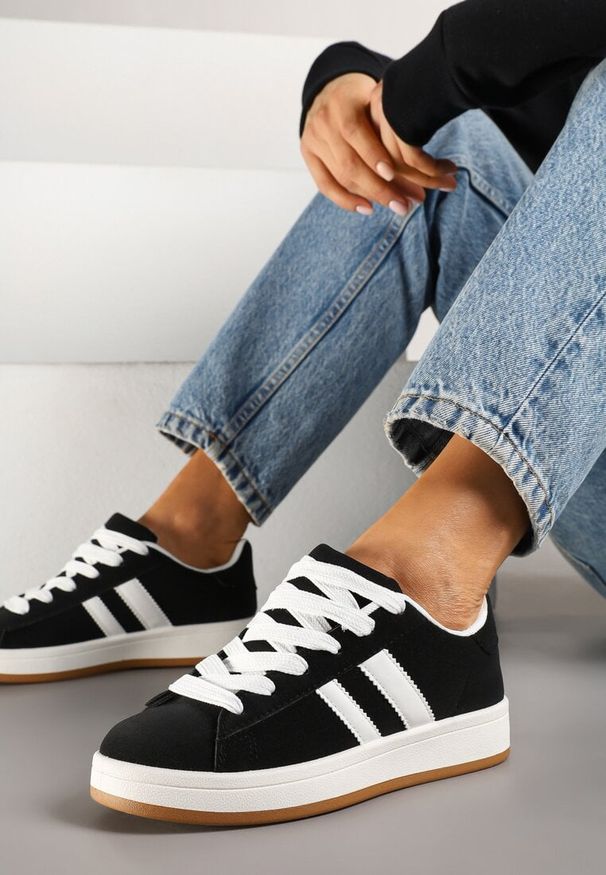 Born2be - Czarne Sneakersy z Dwoma Paskami Galtewi. Okazja: na co dzień. Zapięcie: pasek. Kolor: czarny. Materiał: jeans. Obcas: na obcasie. Wysokość obcasa: niski