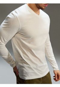Sinsay - Bawełniana koszulka z długim rękawem i dekoltem V - kremowy. Kolor: kremowy. Materiał: bawełna. Długość rękawa: długi rękaw. Długość: długie