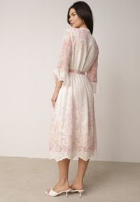 Born2be - Różowa Sukienka o Prostym Kroju z Falbankami i Haftem Wiązana w Talii Nadina. Okazja: na co dzień, na wesele, na ślub cywilny. Typ kołnierza: kołnierz z falbankami. Kolor: różowy. Materiał: jeans. Wzór: haft. Typ sukienki: proste. Styl: elegancki, klasyczny, casual #5