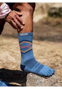 Skarpety do biegania Injinji Trail Midweight Crew. Kolor: niebieski
