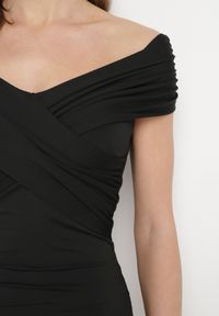 Born2be - Czarna Sukienka Dopasowana z Ozdobnie Wywiniętą Górą i Rozcięciem na Boku Mleora. Kolor: czarny. Styl: elegancki