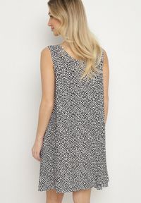 Born2be - Czarna Bawełniana Rozkloszowana Sukienka Ozdobiona Kwiatami i Guzikami Lisavella. Okazja: na co dzień, na spacer. Kolor: czarny. Materiał: bawełna. Wzór: aplikacja, kwiaty. Sezon: lato. Styl: klasyczny, casual, elegancki #4