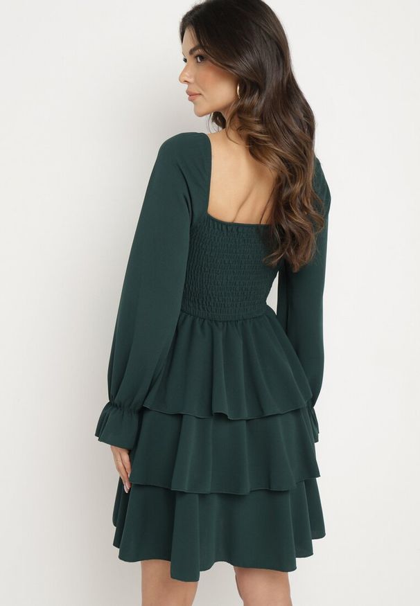 Born2be - Ciemnozielona Rozkloszowana Sukienka z Falbankami i Bufiastymi Rękawami Semithara. Okazja: na co dzień. Typ kołnierza: kołnierz z falbankami. Kolor: zielony. Wzór: aplikacja. Styl: casual, elegancki, klasyczny