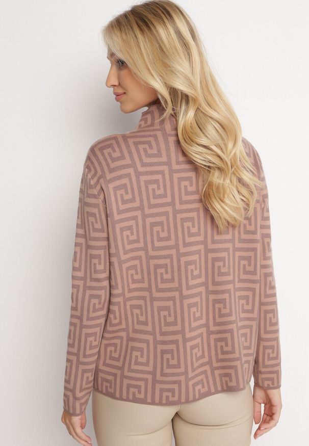 Born2be - Ciemnobeżowy Sweter z Półgolfem o Geometrycznym Wzorze i Ozdobnymi Suwakami Waqaia. Kolor: beżowy. Materiał: dzianina. Wzór: geometria. Sezon: jesień, zima