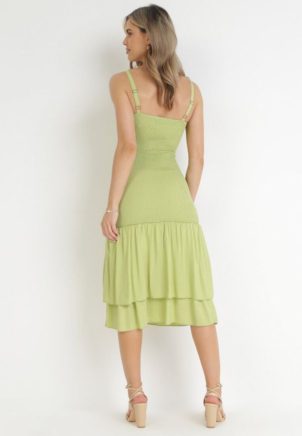 Born2be - Zielona Wiskozowa Sukienka Midi o Dopasowanym Fasonie Ilynn. Typ kołnierza: dekolt kwadratowy. Kolor: zielony. Materiał: wiskoza. Długość rękawa: na ramiączkach. Długość: midi