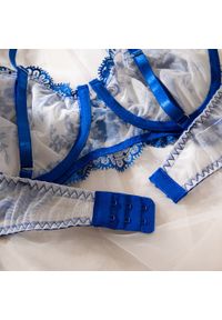 Intica - Komplet bielizny z haftem na specjalne okazje Apolonia. Kolor: niebieski. Materiał: tkanina, materiał, skóra. Wzór: haft #7