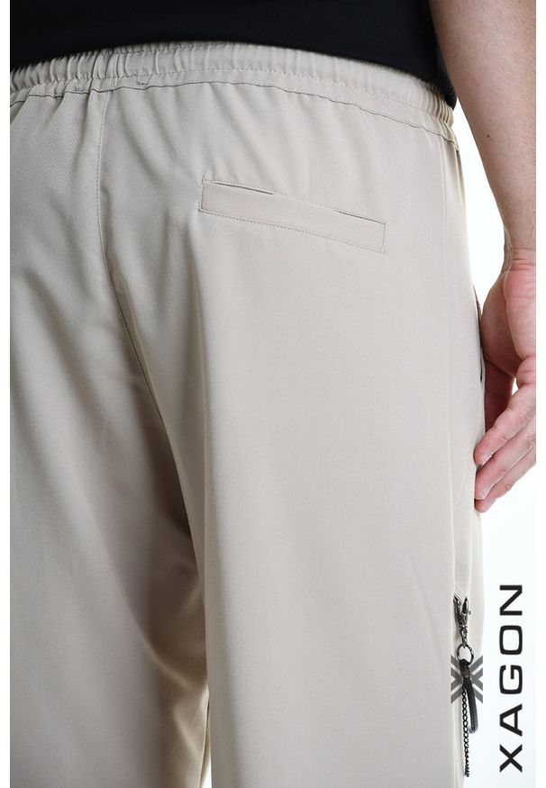 Xagon Spodnie | P26032 ZXAG92 | Mężczyzna | Beżowy. Okazja: na spotkanie biznesowe, na co dzień. Kolor: beżowy. Materiał: elastan, wiskoza, poliester. Długość: długie. Wzór: aplikacja. Styl: klasyczny, biznesowy, elegancki, casual, sportowy