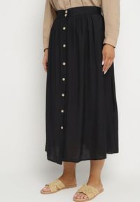 Born2be - Czarna Wiskozowa Spódnica z Lnem i Guzikami Tolissa. Okazja: na co dzień. Kolor: czarny. Materiał: len, wiskoza. Styl: sportowy, elegancki, casual