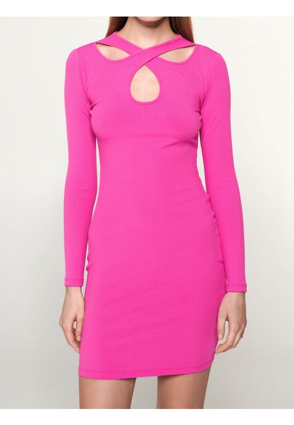 Sinsay - Prążkowana sukienka mini z długim rękawem i wycięciem przy dekolcie - różowy. Kolor: różowy. Materiał: prążkowany. Długość rękawa: długi rękaw. Długość: mini