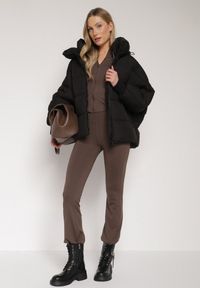 Born2be - Czarna Pikowana Kurtka o Kroju Oversize z Kapturem Mevisana. Okazja: na spacer. Typ kołnierza: kaptur. Kolor: czarny. Materiał: dzianina, jeans, poliester. Sezon: zima, jesień #7