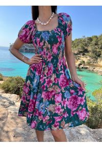 ModnaKiecka.pl - Zielona Sukienka w Kwiaty 8033-24-D. Okazja: na randkę, na spacer, na co dzień. Kolor: zielony. Materiał: wiskoza, bawełna. Długość rękawa: krótki rękaw. Wzór: kwiaty. Sezon: lato. Typ sukienki: rozkloszowane. Styl: casual #1