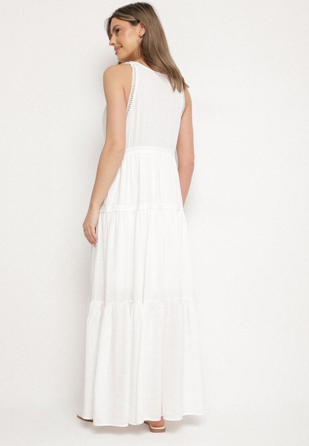 Born2be - Biała Sukienka z Wiskozą i Szydełkowym Wzorem Meviellea. Okazja: na co dzień. Typ kołnierza: dekolt w kształcie V. Kolor: biały. Materiał: wiskoza. Wzór: haft. Styl: casual, elegancki