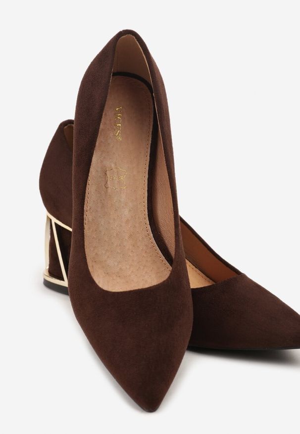 Born2be - Brązowe Czółenka Vices na Ozdobnym Słupku ze Skórzaną Wkładką Arvisel. Okazja: do pracy, na spotkanie biznesowe. Kolor: brązowy. Materiał: skóra. Wzór: aplikacja. Obcas: na słupku. Styl: biznesowy, klasyczny, elegancki