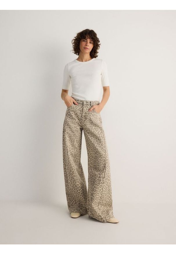 Reserved - Jeansy wide leg w zwierzęcy wzór - beżowy. Kolor: beżowy. Wzór: motyw zwierzęcy