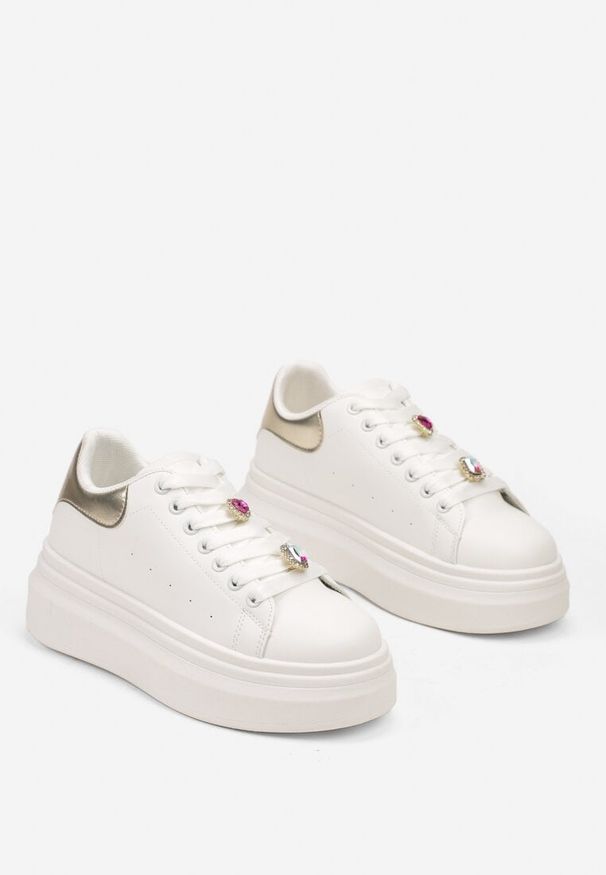 Born2be - Biało-Złote Sneakersy na Grubej Podeszwie Ozdobione Metalicznymi Aplikacjami Nevelina. Nosek buta: okrągły. Zapięcie: sznurówki. Kolor: biały. Wzór: aplikacja. Obcas: na obcasie. Wysokość obcasa: niski