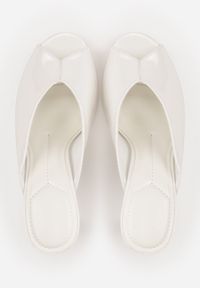 Born2be - Białe Lakierowane Klapki na Szpilce z Odkrytym Noskiem Lilyera. Okazja: na co dzień, do pracy. Kolor: biały. Materiał: lakier. Obcas: na szpilce. Styl: casual, elegancki #7