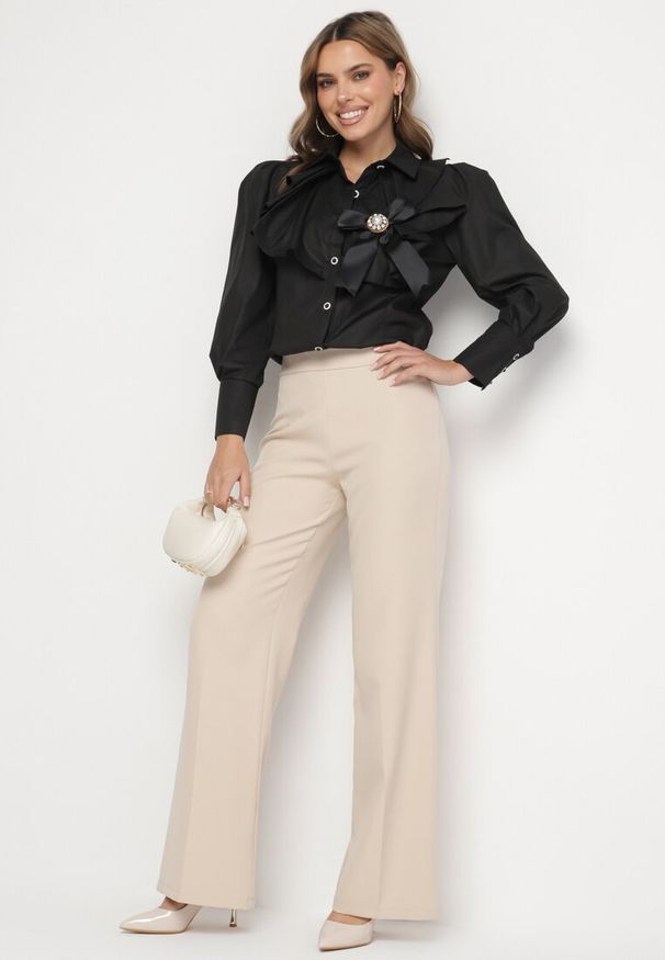 Born2be - Czarna Koszula Zapinana na Ozdobne Guziki z Kokardką Olliana. Typ kołnierza: kokarda. Kolor: czarny