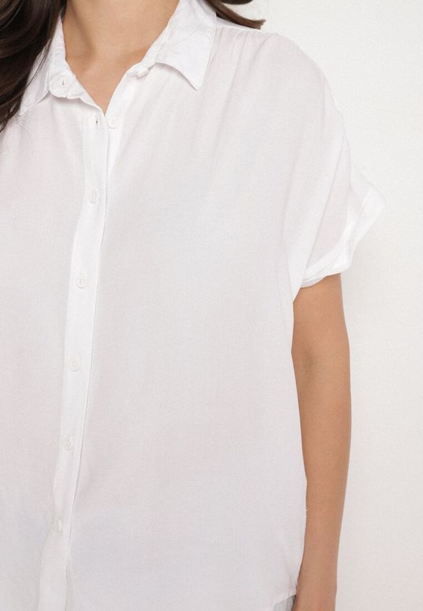 Born2be - Biała Wiskozowa Koszula z Podwiniętym Rękawami Tilamena. Okazja: na spotkanie biznesowe, do pracy, na co dzień. Typ kołnierza: kołnierzyk klasyczny. Kolor: biały. Materiał: wiskoza. Długość: krótkie. Styl: elegancki, casual, klasyczny, biznesowy