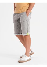 Ombre Clothing - Jeansowe krótkie spodenki męskie z ozdobnymi przeszyciami - jasnoszare V1 - Rozmiar: M. Okazja: na co dzień. Kolor: szary. Materiał: jeans. Długość: krótkie. Styl: wakacyjny, casual