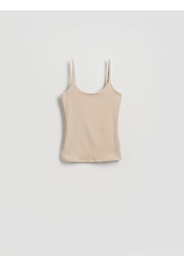 Reserved - Gładki top na ramiączkach - beżowy. Kolor: beżowy. Materiał: dzianina. Długość rękawa: na ramiączkach. Wzór: gładki